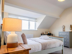 Bright, Modern Apartment in City Centre with Private Driveway Parking